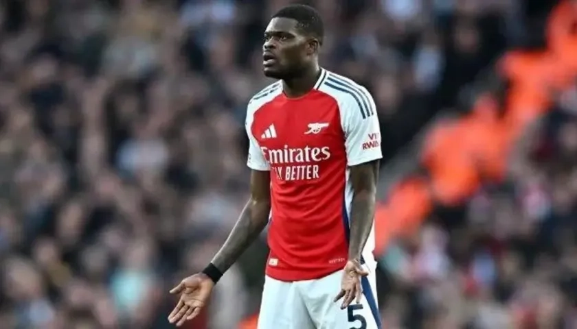 Thomas Partey jugando para el Arsenal de Inglaterra.