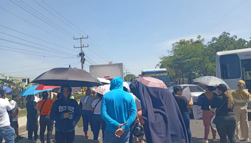 La comunidad bloqueó la calle 30 frente a la sala de venta de Constructora Bolívar, en Soledad. 