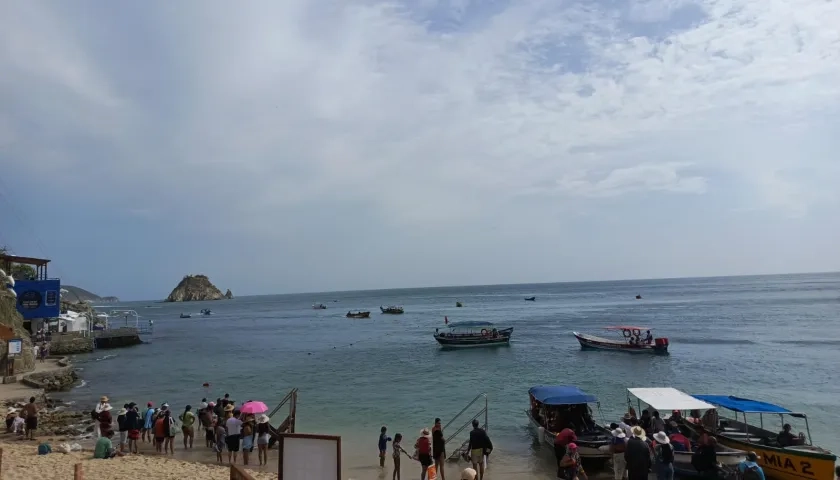Visitantes durante el abordaje de embarcaciones en Playa Blanca. 