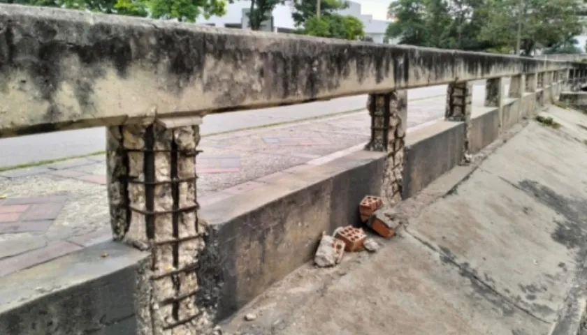 Barandas en mal estado, refuerzo expuesto y mucha humedad en el puente sobre el arroyo del Country con carrera 59.