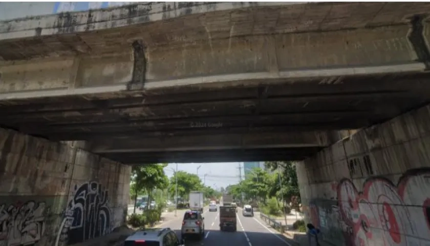 El puente de la carrera 51B presenta humedad severa. 