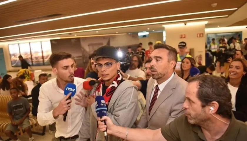 Richard Ríos a su llegada a Lisboa, Portugal.