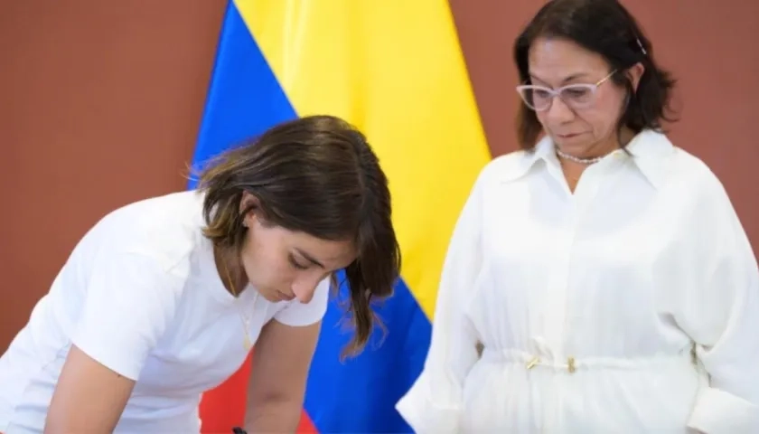 La saliente canciller Laura Sarabia y con nueva ministra (e) Rosa Villavicencio. 