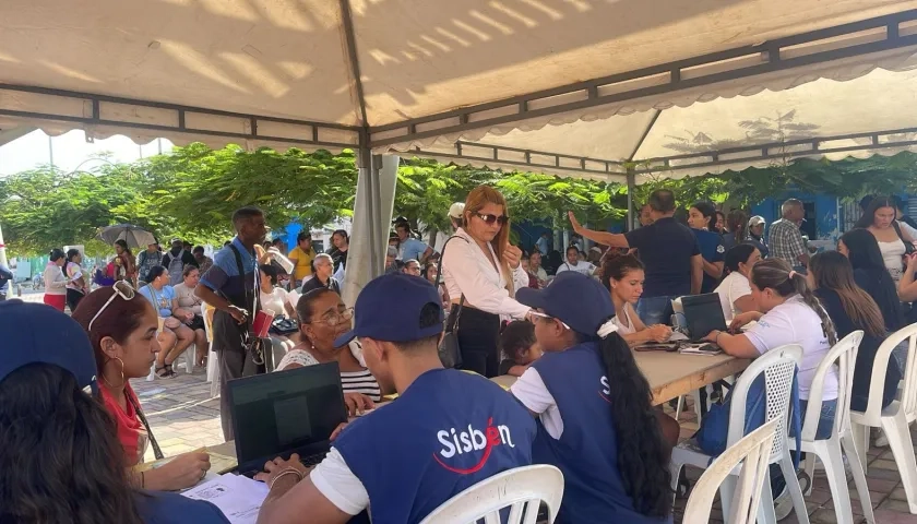 Funcionarios del Sisbén durante atención ciudadana. 
