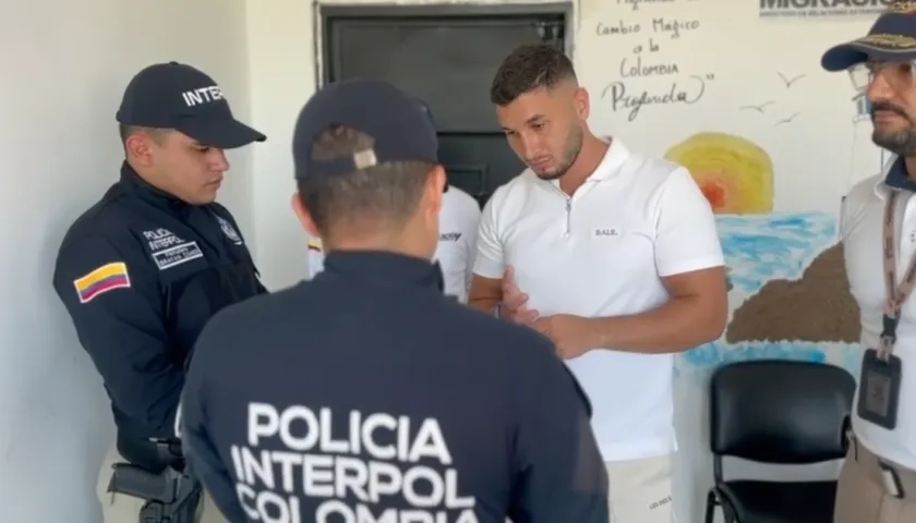 El ciudadano sueco Sendi Kawar Aziz cuando era capturado. 