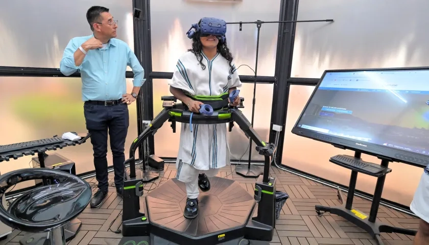 Indígena Arhuaco haciendo uso de los recursos tecnológicos del Centro de Experiencias Turísticas Inmersivas en Santa Marta.