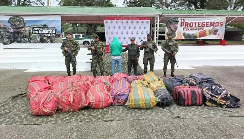 Autoridades junto a la media tonelada de marihuana incautada.