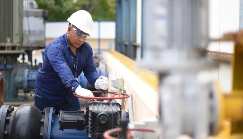 Operarios de Triple A en sus labores.