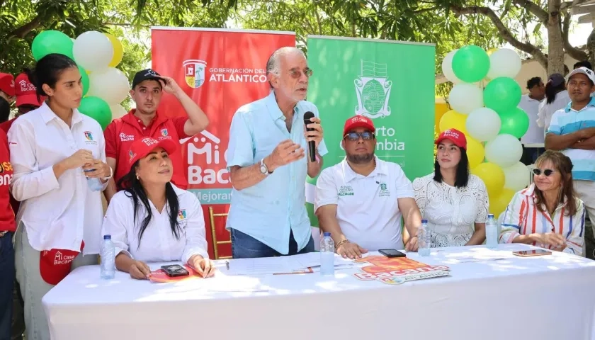 Gobernador Eduardo Verano durante la puesta en marcha de mejoramiento de viviendas.