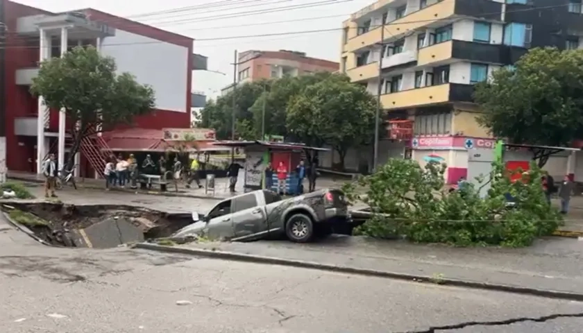 Calle en el sector de Villa Julia colapsó, provocando el accidente de una camioneta.
