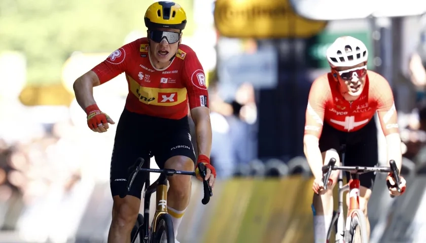 Jonas Abrahamsen (derecha) tras suoerar en el esprint a Mauro Schmid.