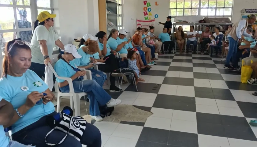 Mujeres del club de tejedoras.