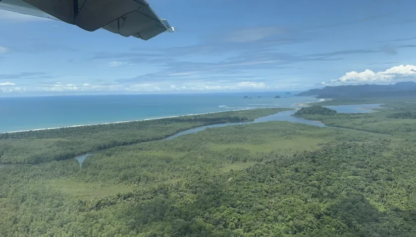 Sobrevuelo y monitoreo de la Aerocivil en Nuquí.