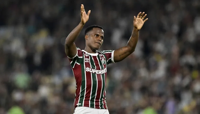 Jhon Arias despidiéndose la afición del Fluminense. 