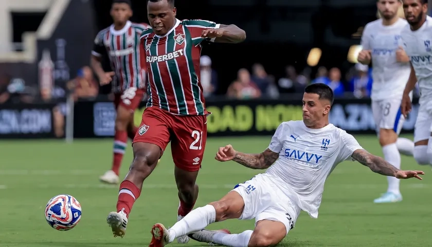 El colombiano Jhon Arias disputa el balón con Joao Cancelo, del Al Hilal. 