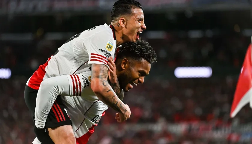 El festejo de Miguel Ángel Borja con su compatriota Kevin Castaño. 