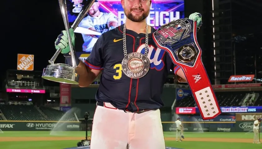 Cal Raleigh con sus trofeos tras ganar el Derby de Jonrones.  