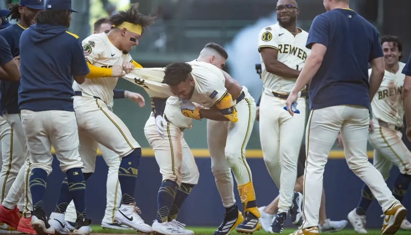 El venezolano Jackson Chourio es felicitado por sus compañeros tras dar el hit que le dio el triunfo a los Cerveceros.