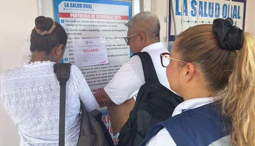 Funcionarios proceden al cierre preventivo de las IPS. 