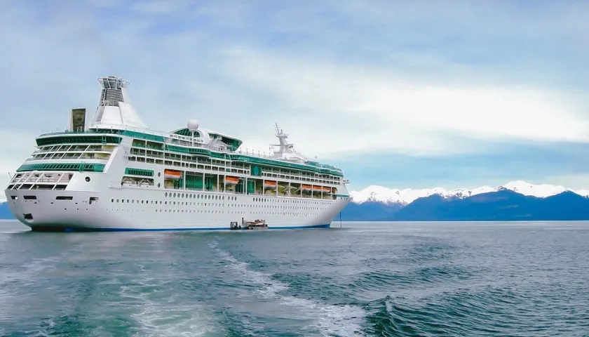 Está dirigida a colombianos mayores de edad con nivel conversacional de inglés.