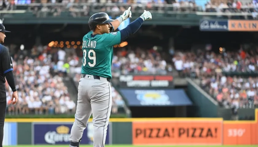 Dónovan Solano tras conectar el triple que empujó la primera carrera de los Marineros.  