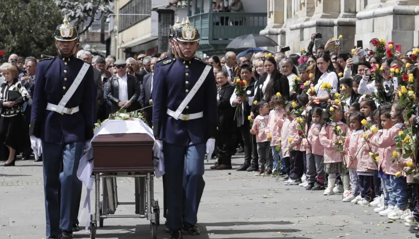 Soldados del batallón Guardia Presidencial trasladan el féretro de la exprimera dama Nydia Quintero. 