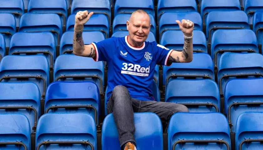 Desde su época de futbolista, Gascoigne ha tenido problemas de alcoholismo y depresión.