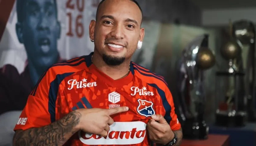 Jarlan Barrera luciendo la camiseta del Medellín. 