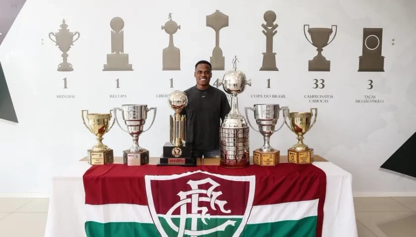 Jhon Arias junto a los trofeos conquistados por Fluminense. 