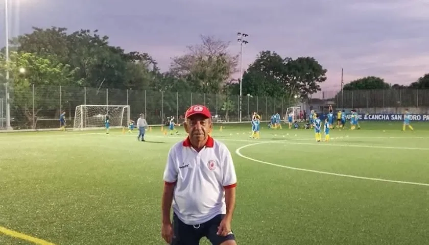 Jesús 'Kike' Montero trabaja con su escuela en la cancha de fútbol de San Isidro.