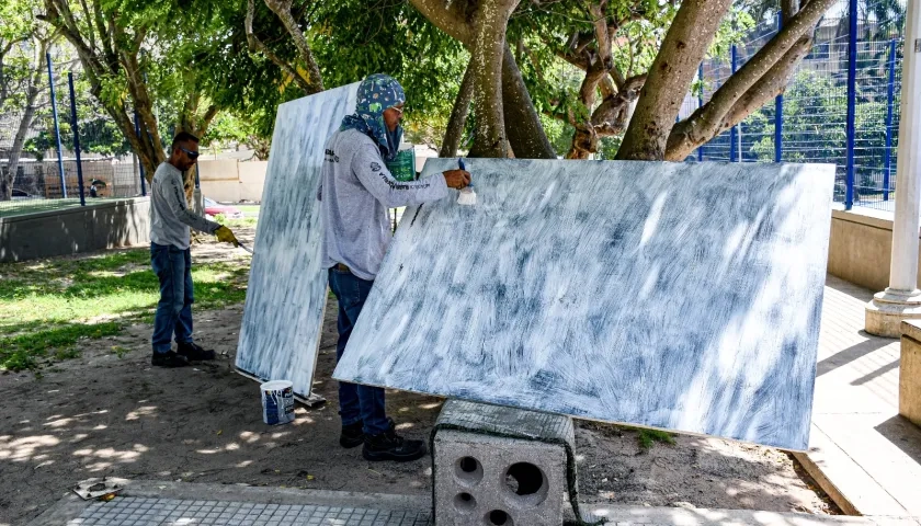 Personal de la ADI durante las labores de mantenimiento de uno de los parques.