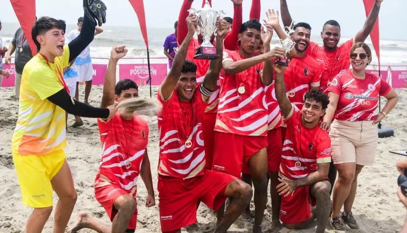 Integrantes del Caribbean Sun celebran la conquista del título. 