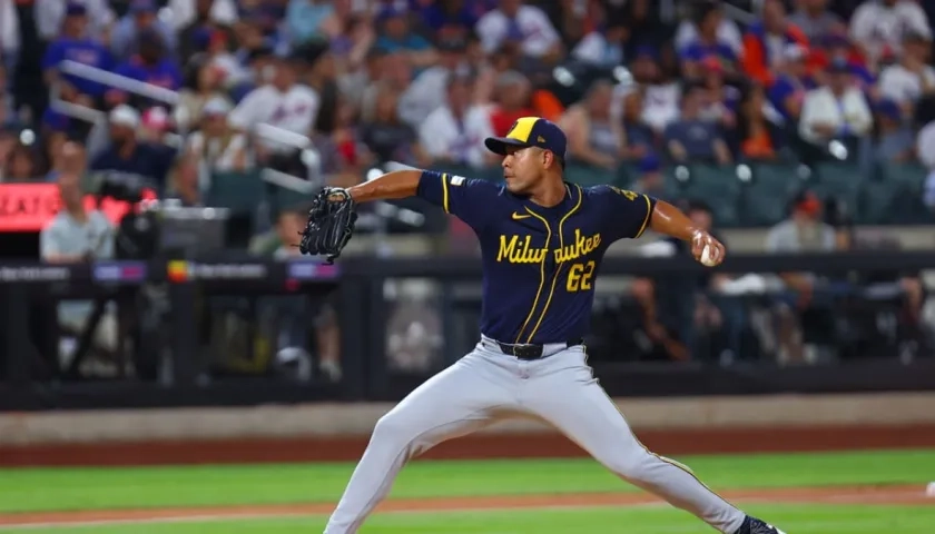 José Quintana fue relevado en el sexto inning tras recibir tres sencillos seguidos. 