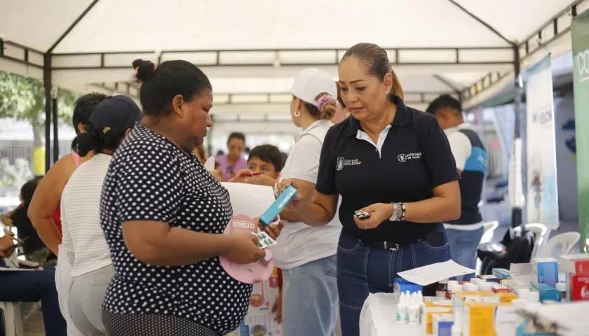 Mónica Páez, jefa de aseguramiento social de Soledad, en atención de la comunidad. 
