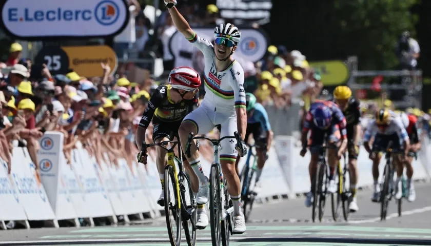 Tras ganar la séptima etapa, Pogacar ahora aventaja por 54 segundos a Van der Poel. 