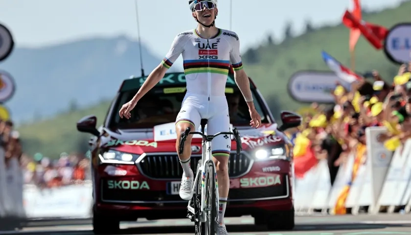 Tadej Pogacar cruza en solitario la meta en Hautacam.