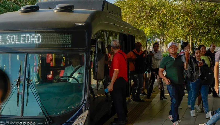 Pasajeros descendiendo de un bus de Transmetro en la estación Joe Arroyo