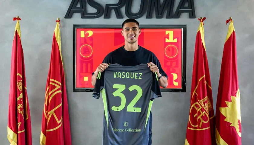 Devis Vásquez con la camiseta que lucirá en la Roma. 