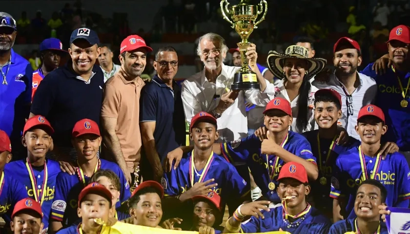 Integrantes de la Selección Colombia de béisbol con el gobernador Eduardo Verano. 