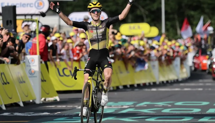 El británico Simon Yates cruza la meta como ganador de la décima etapa. 