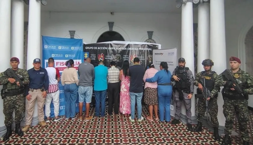 Entre los capturados figuran tres funcionarios que, según las autoridades, facilitaban la expedición de documentos falsos.