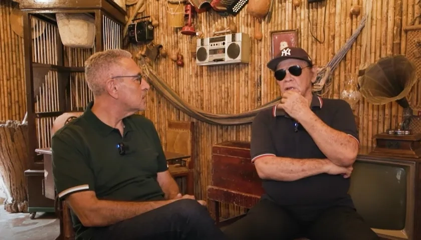 El periodista Jorge Cura, junto al presentador Jaime Pérez Parodi. 