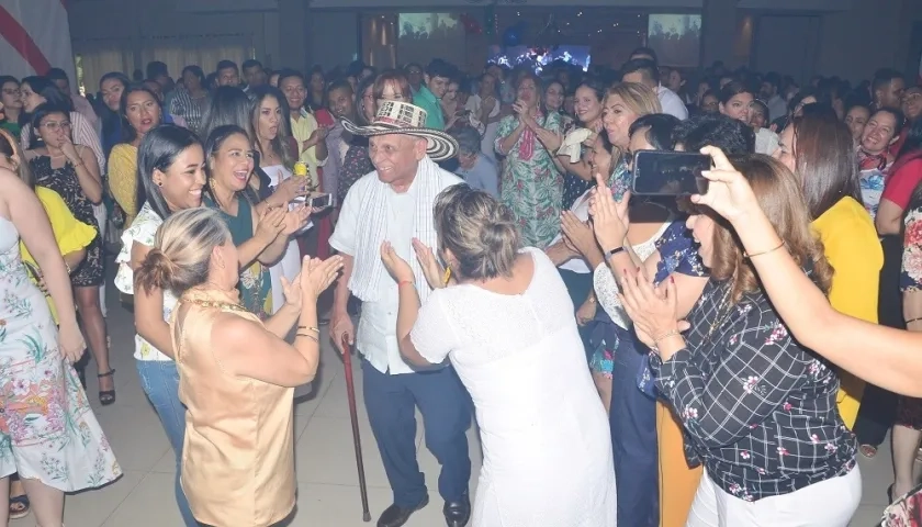El maestro Adolfo Pacheco Anillo compartiendo con la familia de la Universidad Simón Bolívar.