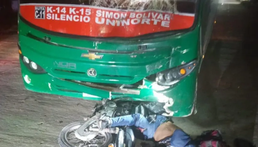 Así quedó el bus tras la colisión con el motociclista en el barrio Los Pinos de Barranquilla. 