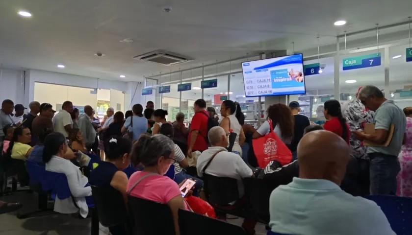 Reclamar medicamentos en sedes de Cafam se ha convertido en una odisea. En la foto, sede de Cafam de la carrera 53, entre calles 70 y 72. 