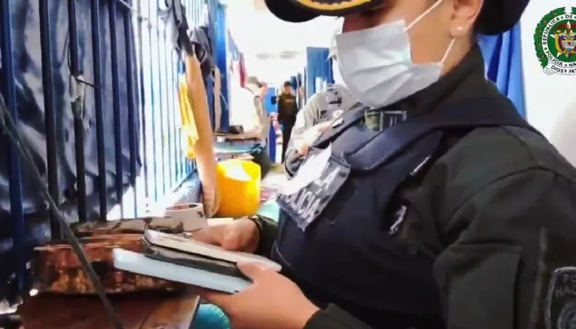 Celulares encontrados al interior de la cárcel. 