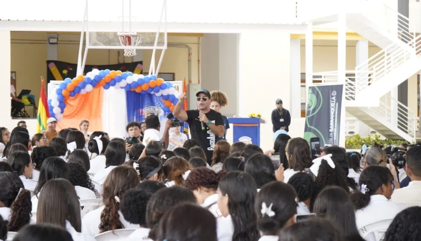Alcalde Alejandro Char durante la entrega de obras en el Colegio Mayor de Barranquilla. 