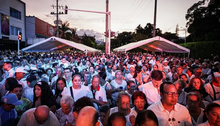 Cientos de caleños en las calles.