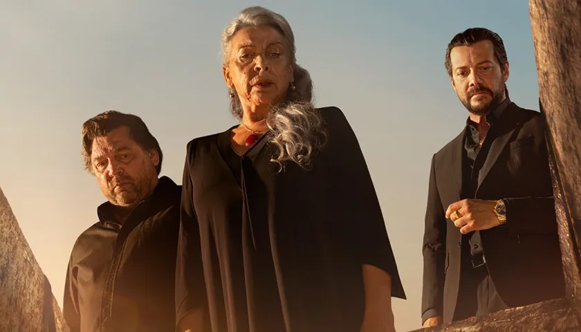 Kiti Mánver, Álvaro Morte y Hovik Keuchkerian se reúnen en la serie. 