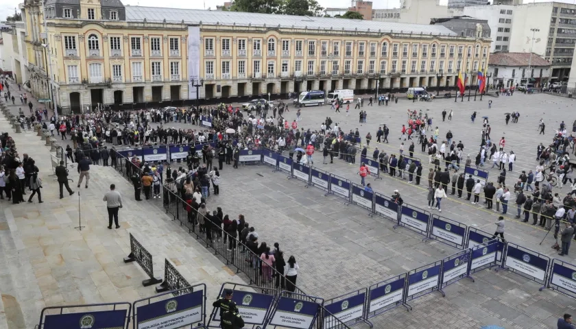 Ciudadanos en fila para despedir a Miguel Uribe